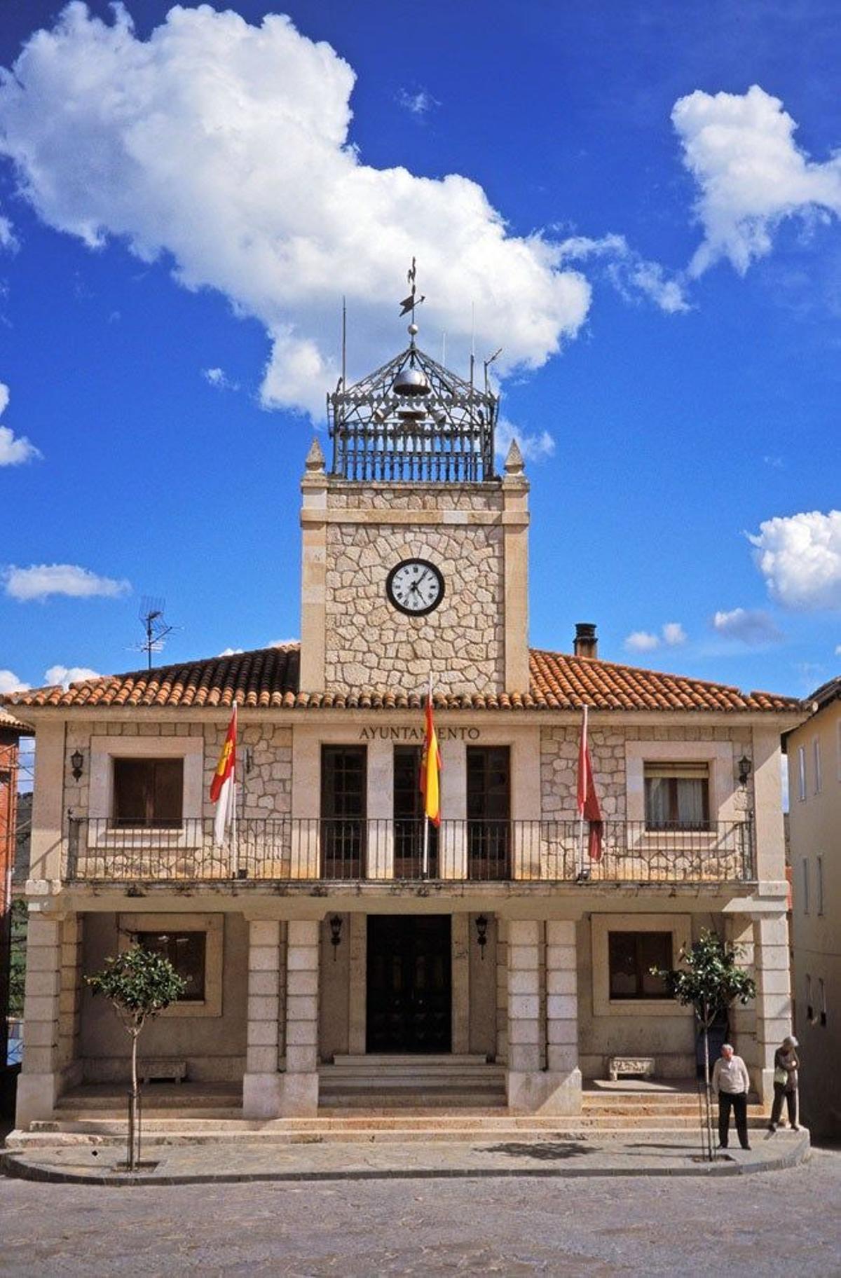 Ayuntamiento de Brihuega, una localidad que rezuma historia y donde vivió hasta su muerte Manu Leguineche.