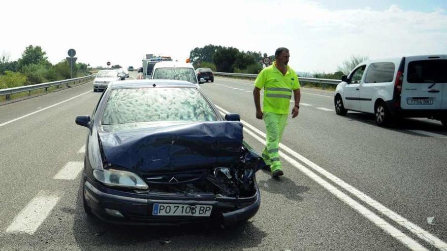 Vehículos implicados en el accidente de la V.G.4.3 en el que una furgoneta se dio a la fuga. // Iñaki Abella