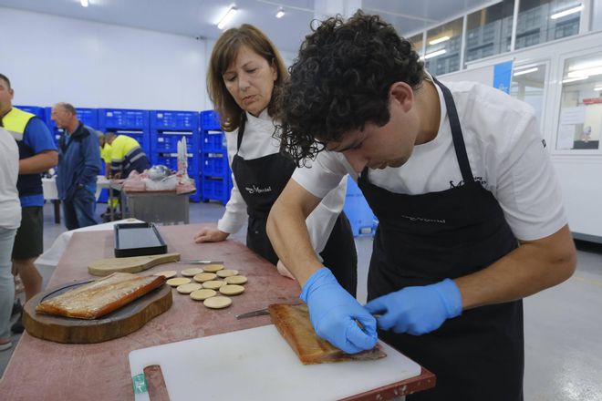 Lonja Gijón acoge un showcooking con el bonito del norte como protagonista (en imágenes)