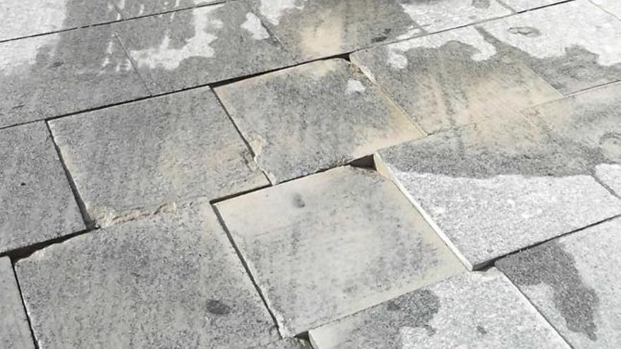 Queixes pel pavimentde la plaça de Valldaura