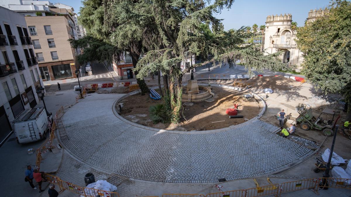 Estado actual de las obras de plataforma única en la plaza Reyes Católicos.