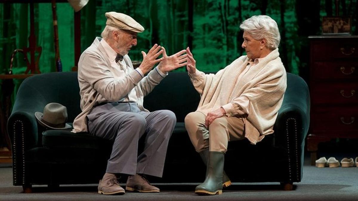 Héctor Alterio y Lola Herrera, en un momento de la obra 'En el estanque dorado'.