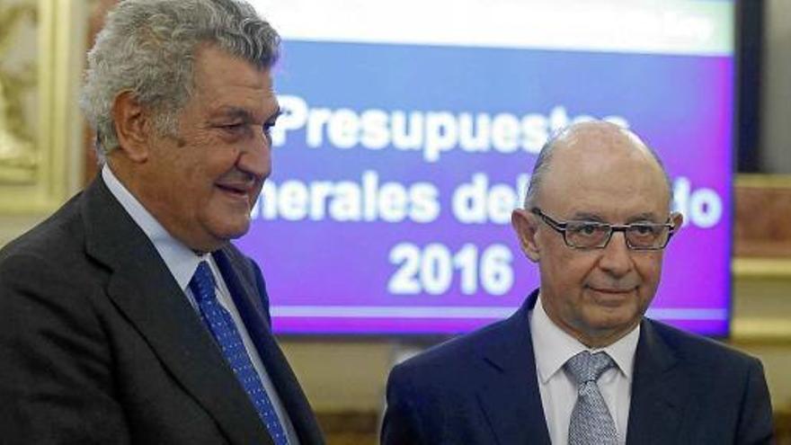 El president del Congrés, Jesús Posada, i el ministre Cristóbal Montoro en la presentació dels pressupostos