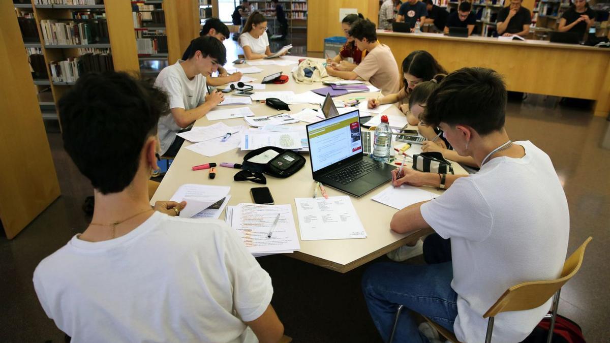 Estudiants en una biblioteca de Barcelona. | RICARD CUGAT