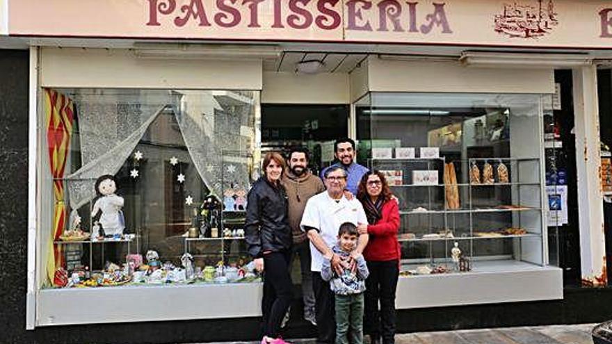 La família, a les portes de l&#039;establiment.