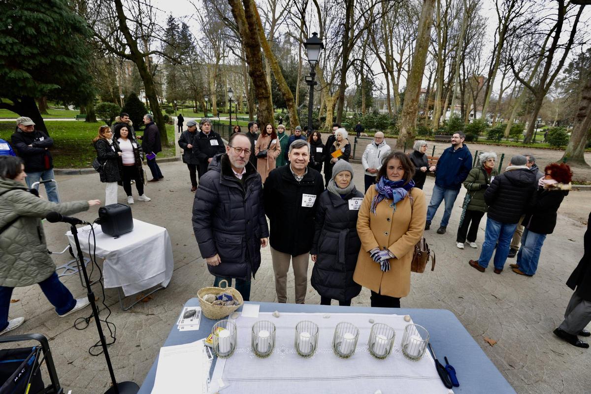 En primer término, por la izquierda, Mario Arias, Pablo Losa, Aida Oceransky y María Velasco posan junto a las seis velas encendidas por el homenaje con el resto de asistentes detrás.