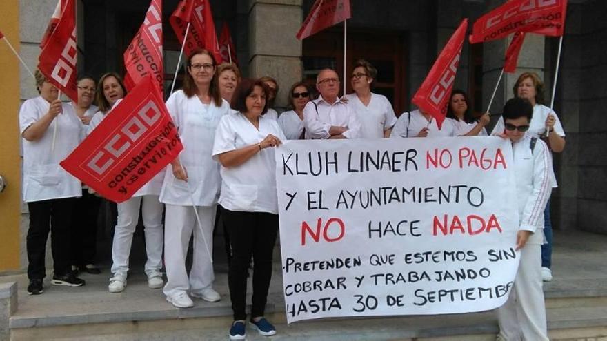 Las limpiadoras de las dependencias municipales inician una huelga por impago de nóminas.