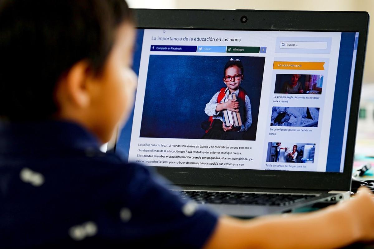 Un niño estudia de forma telemática, tras el cierre colegios por el coronavirus.