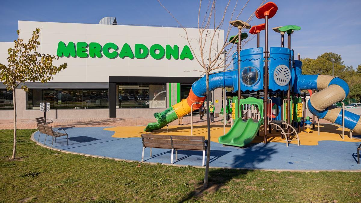 El supermercado ha quedado ubicado en la plaza de Luvi.