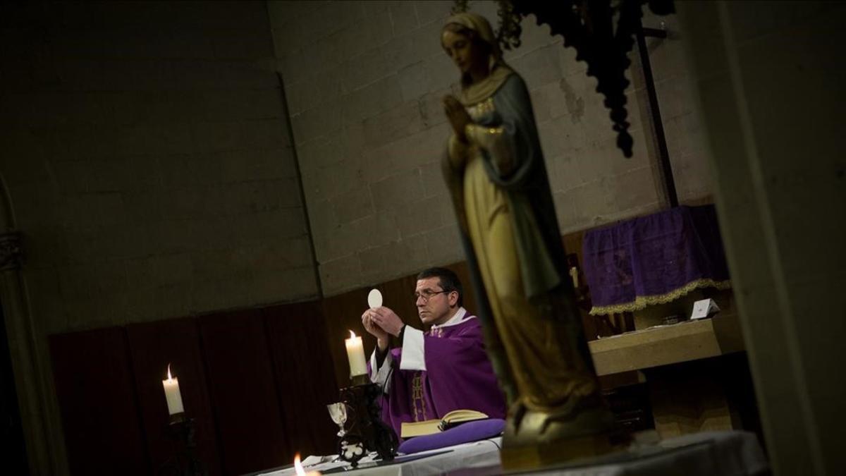 Un párroco oficia misa en la iglesia barcelonesa de la Concepción