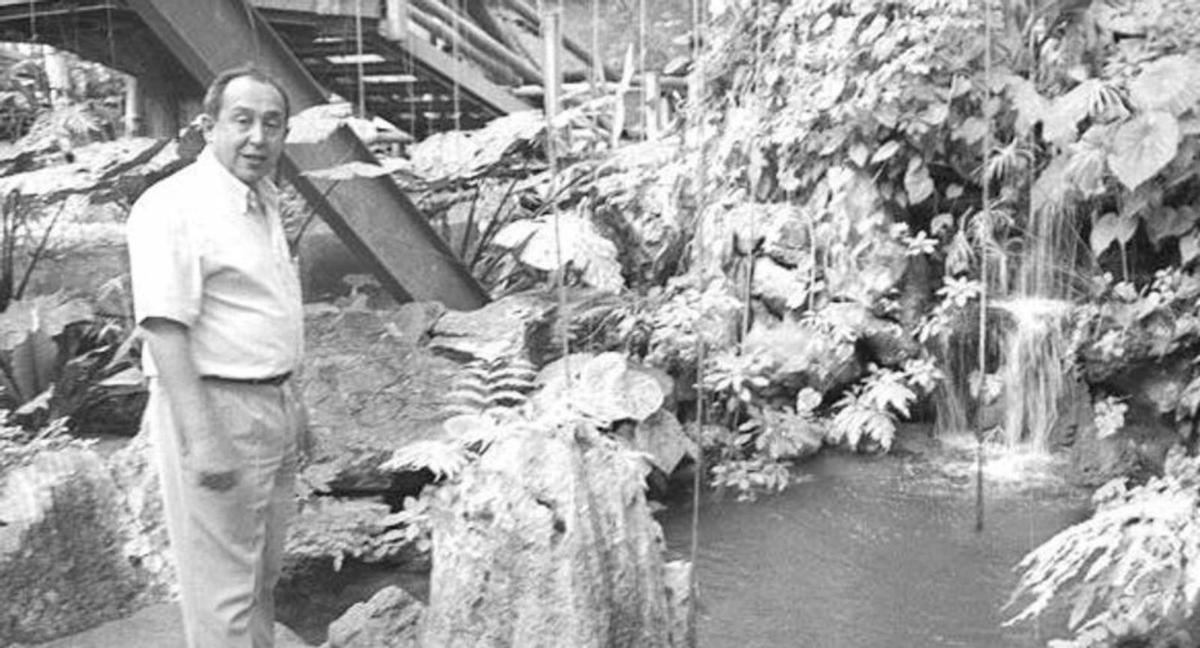 De izquierda a derecha, Jesús Montes Estrada, en el Botánico de La Habana; Paz Fernández Felgueroso, con Ángela Leiva, en la visita del año 2000 al equipamiento cubano, y autoridades en la inauguración del Botánico de Gijón. | Ángel González