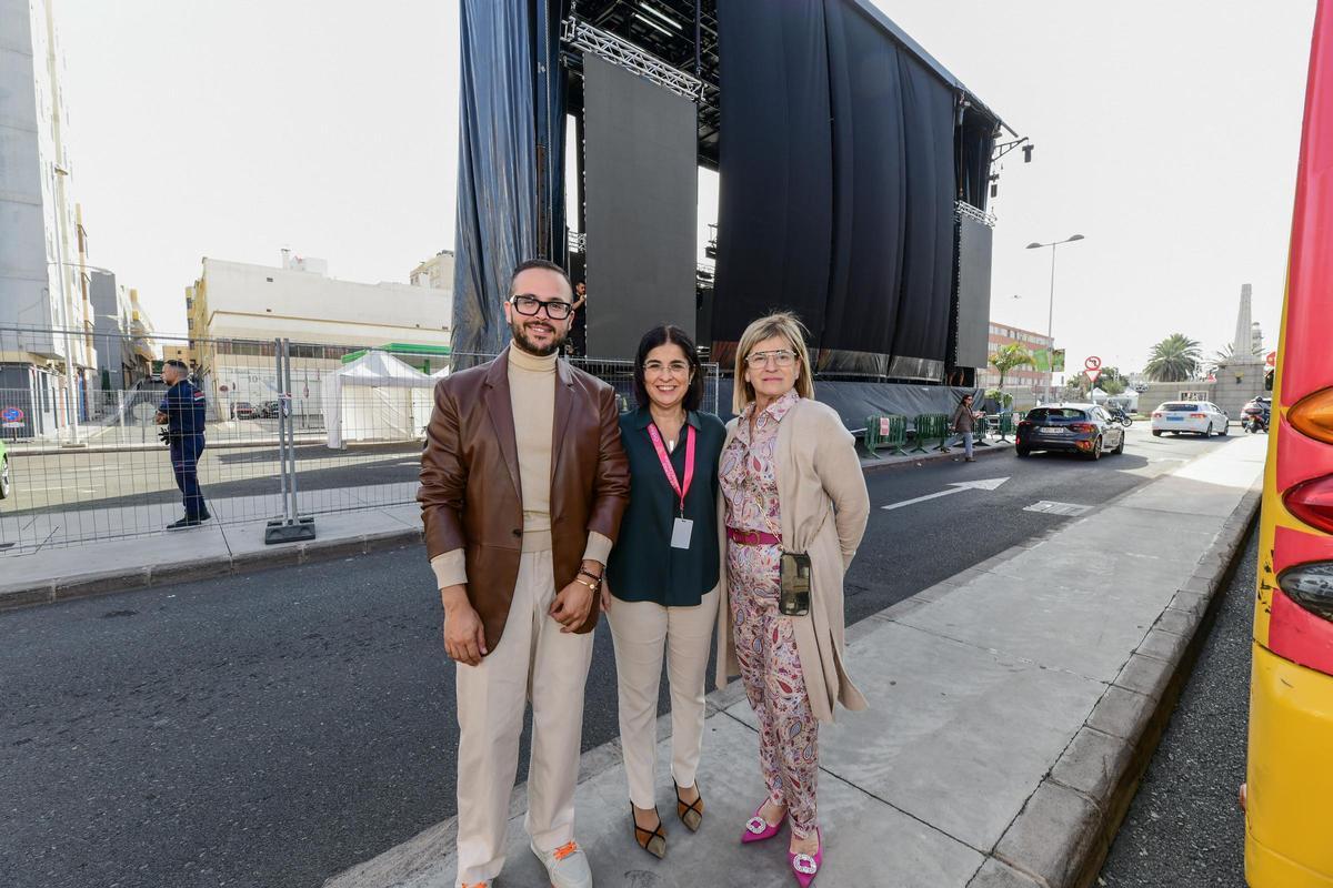 El director artístico de las galas Josué Quevedo, la alcaldesa Carolina Darias y la concejala de Carnaval Inmaculada Medina junto al escenario de la plaza de Manuel Becerra.