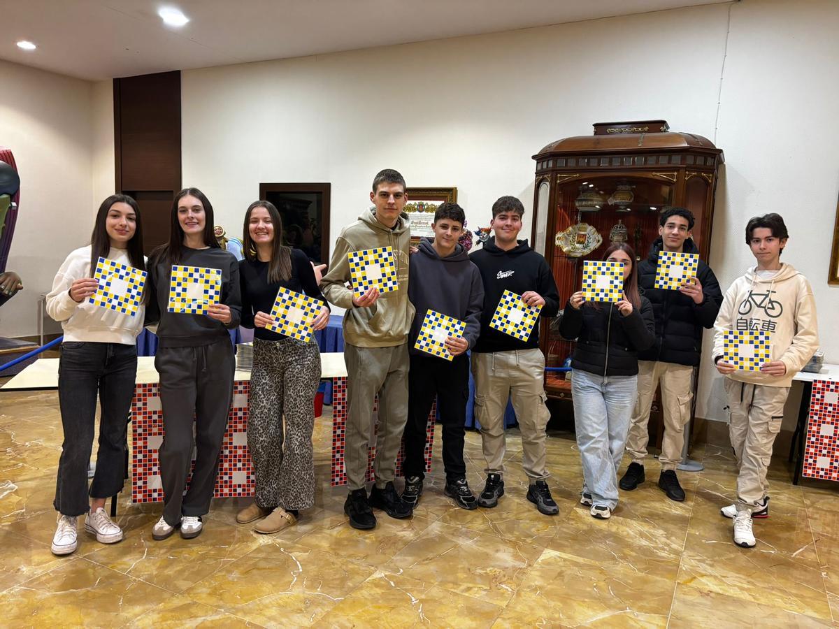 Un grupo de alumnos con las piezas que han servido para la construcción del fractal.