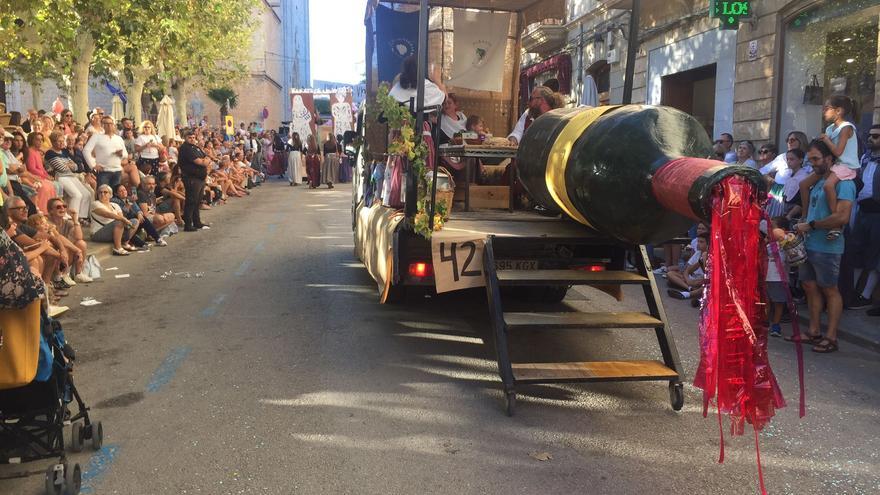 FOTOS | Binissalem asiste al desfile de más de setenta carrozas vinícolas