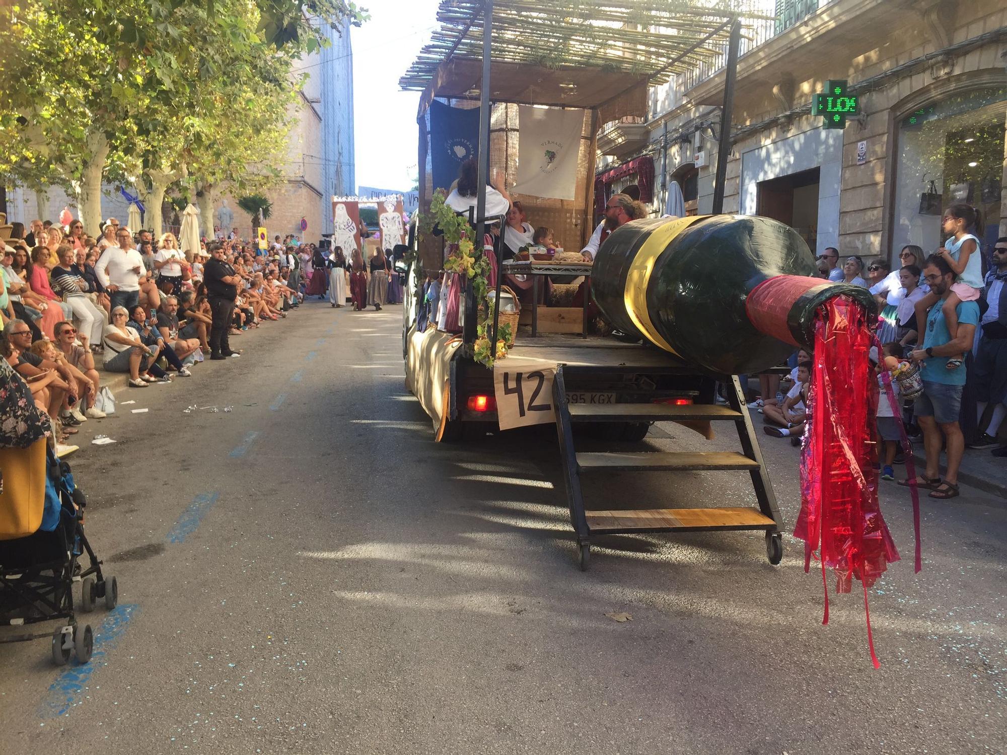 FOTOS | Binissalem asiste al desfile de más de setenta carrozas vinícolas