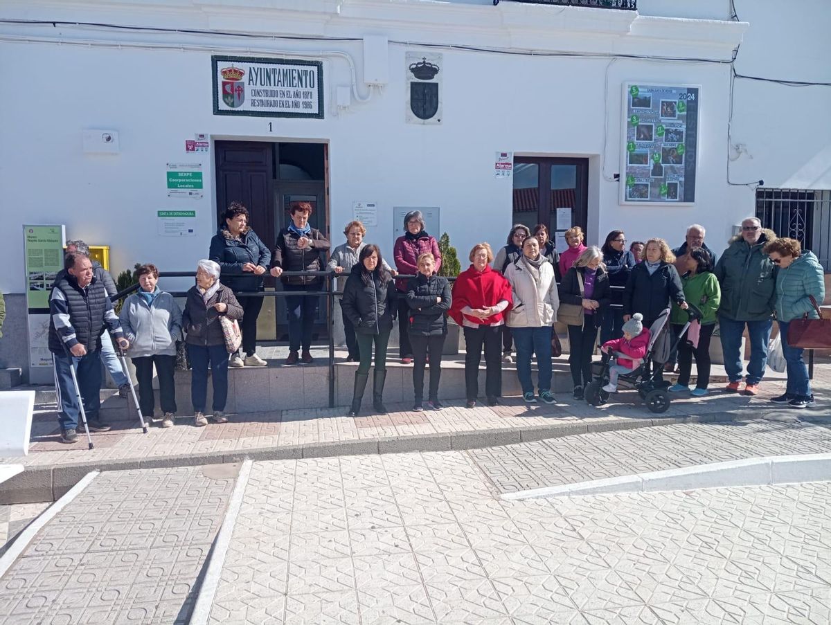 Concentración junto al Ayuntamiento de Ahillones.