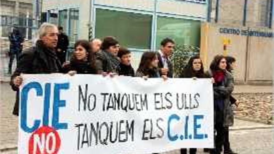 Diputats del Parlament van accedir, ahir, al CIE de Barcelona.