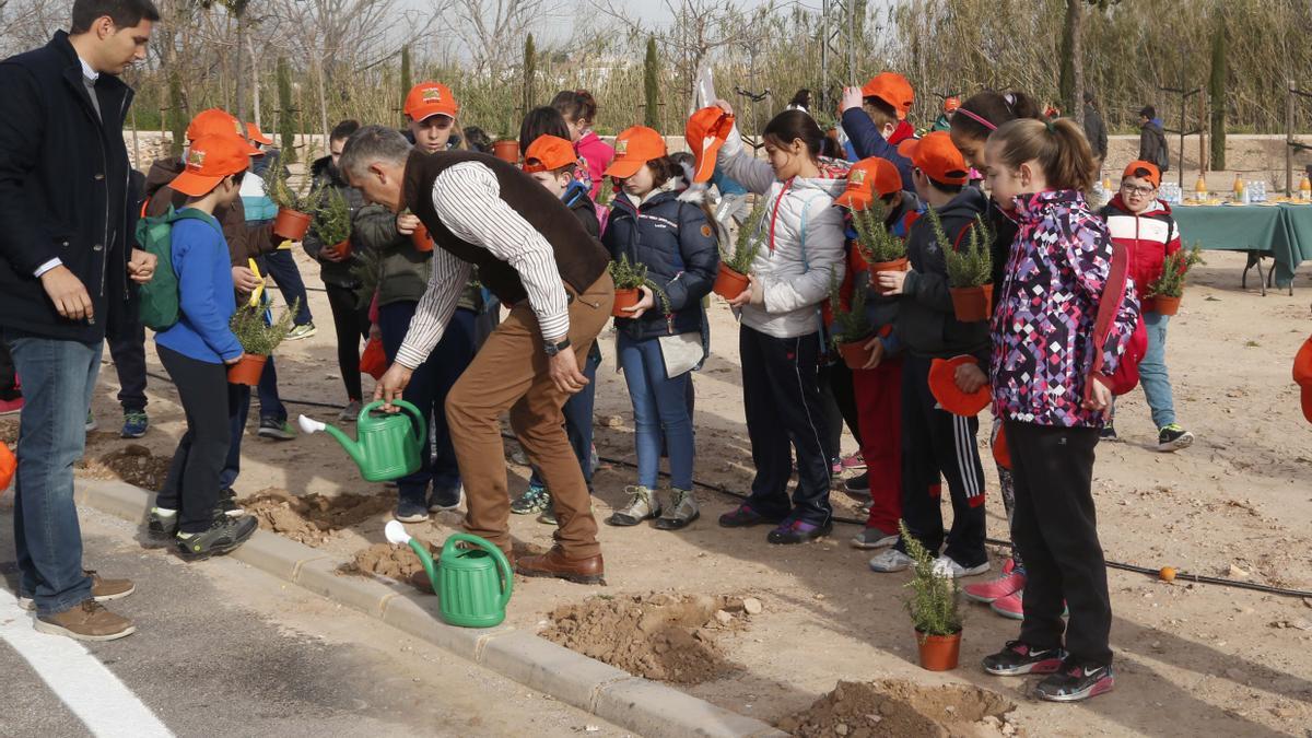 Alumnos del colegio de Albalat en una visita a la granja de Sinyent.