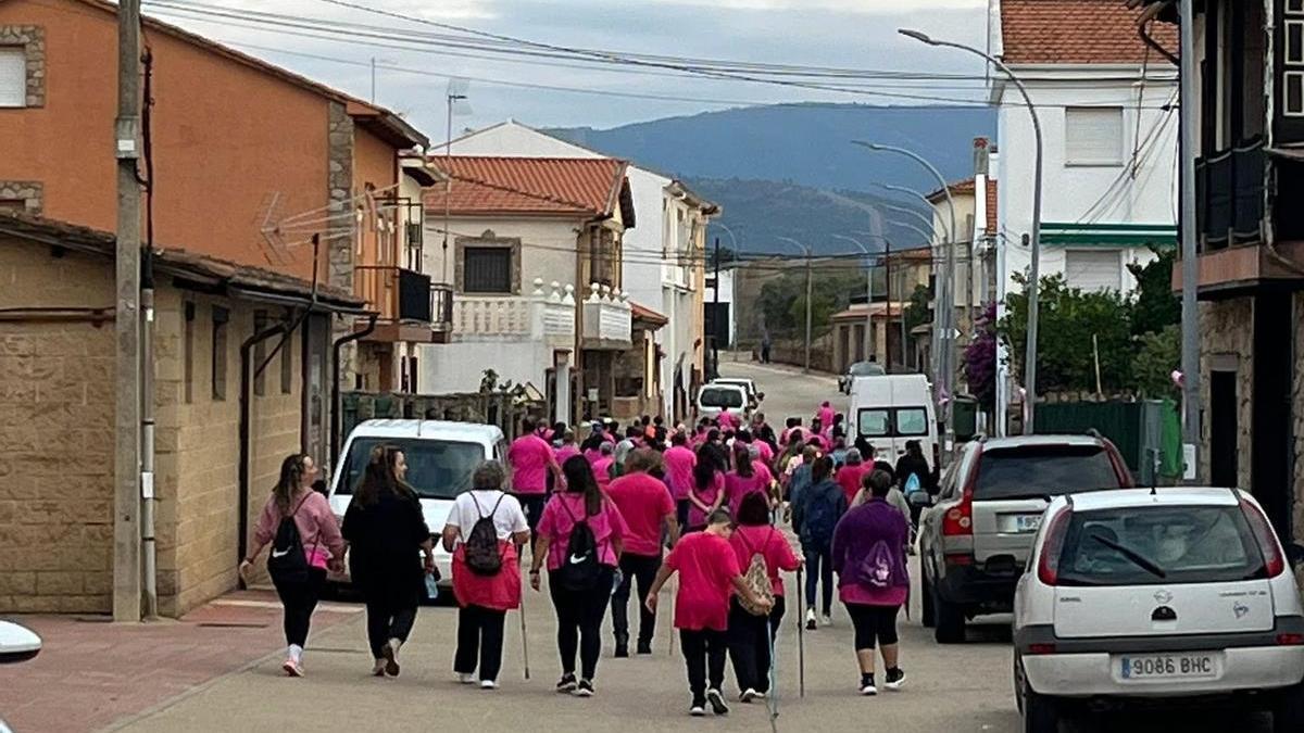Vecinos y vecinas de Perales del Puerto, durante una actividad en una imagen de archivo.