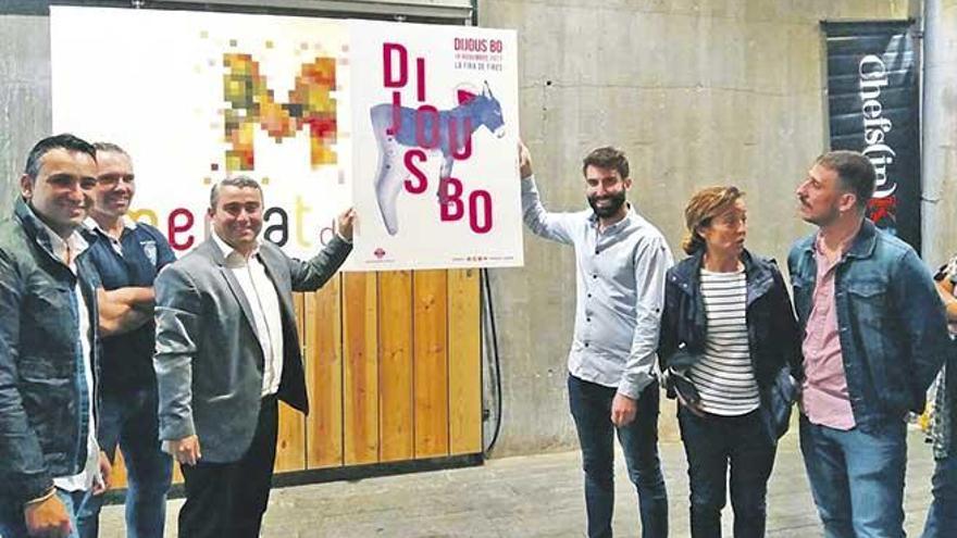 Las autoridades municipales y el joven ganador del concurso de carteles posan con la imagen.