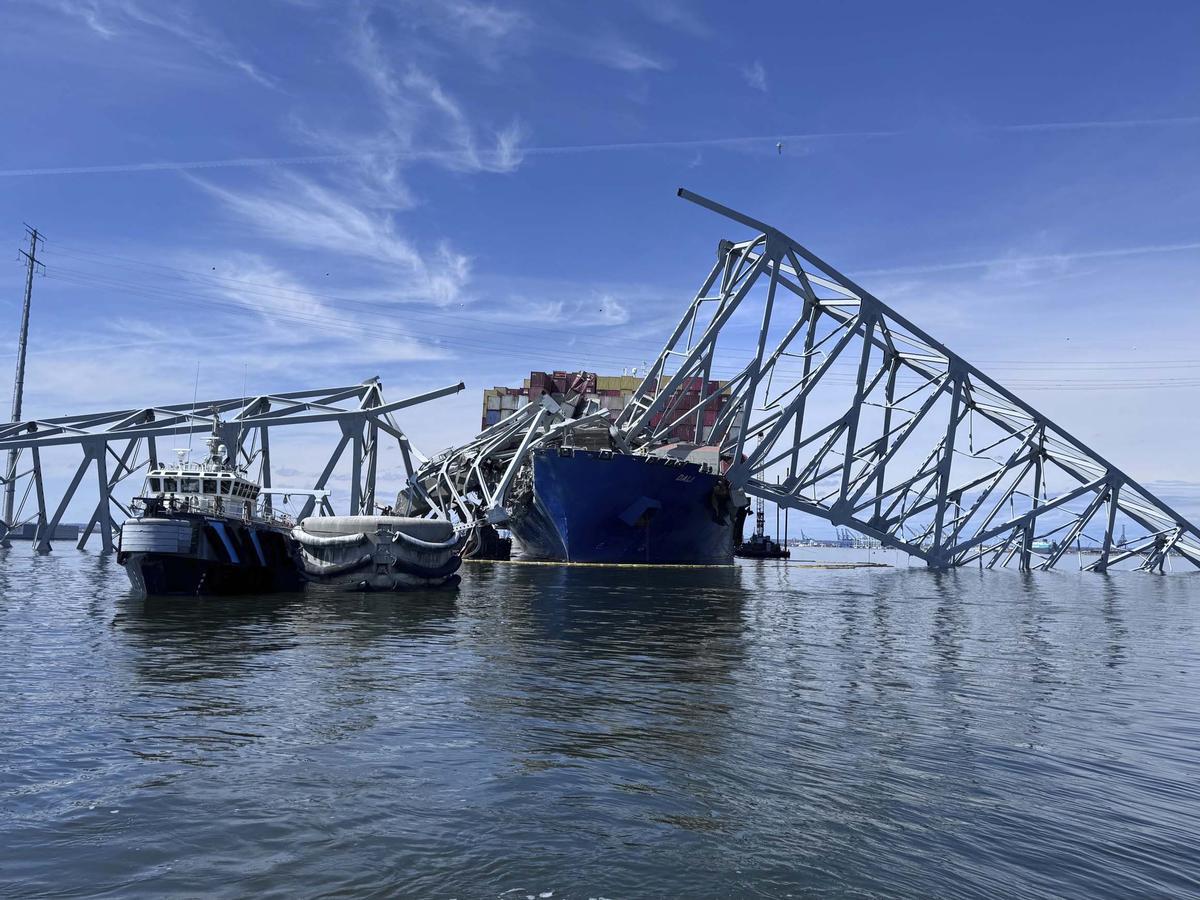 Equipos especializados de demolición empiezan cortando la parte superior del lado norte del puente Francis Scott Key.