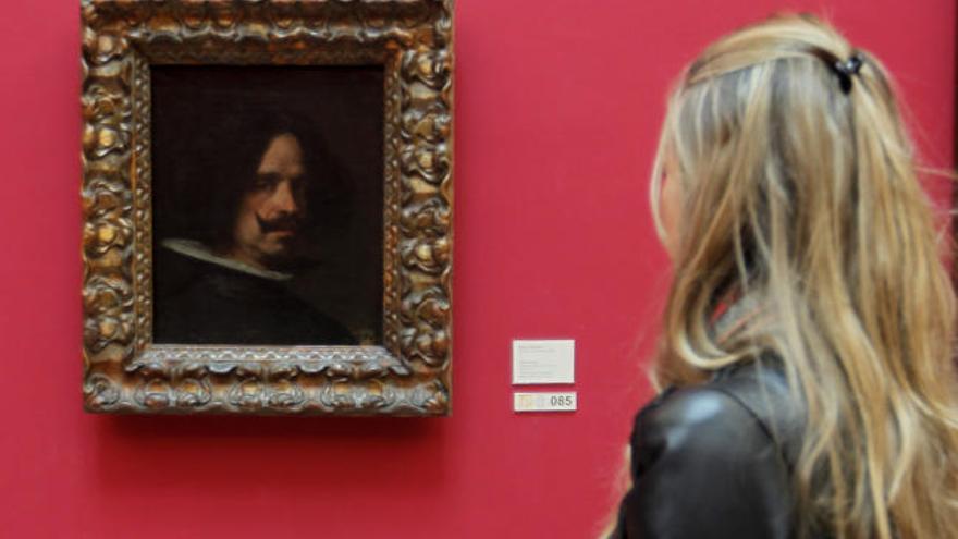 Una joven contempla el &#039;Autorretrato&#039; de Velázquez en el San Pío V.