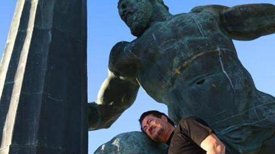 Ginés Serrán-Pagán, el escultor ceutí que busca exhibir su "Calypso" en Salinas "para que se haga realidad el sueño de los Amigos del Museo de Anclas"