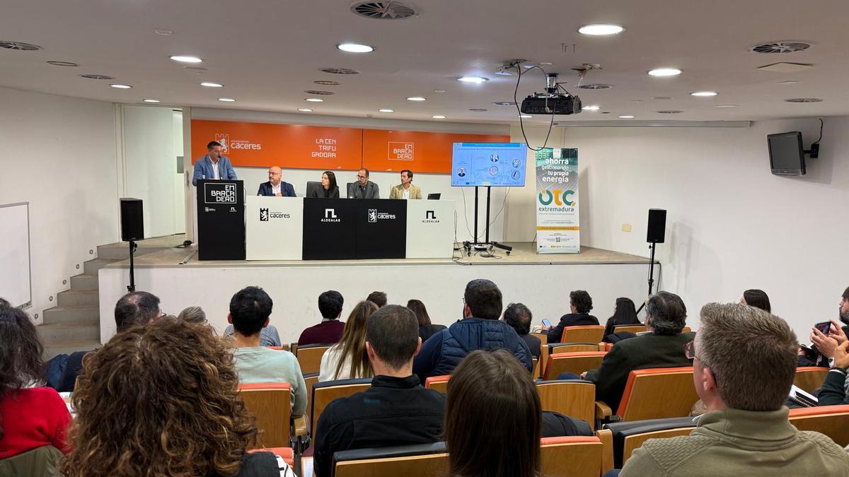 Mesa redonda de las Oficinas de Transformación Comunitaria.