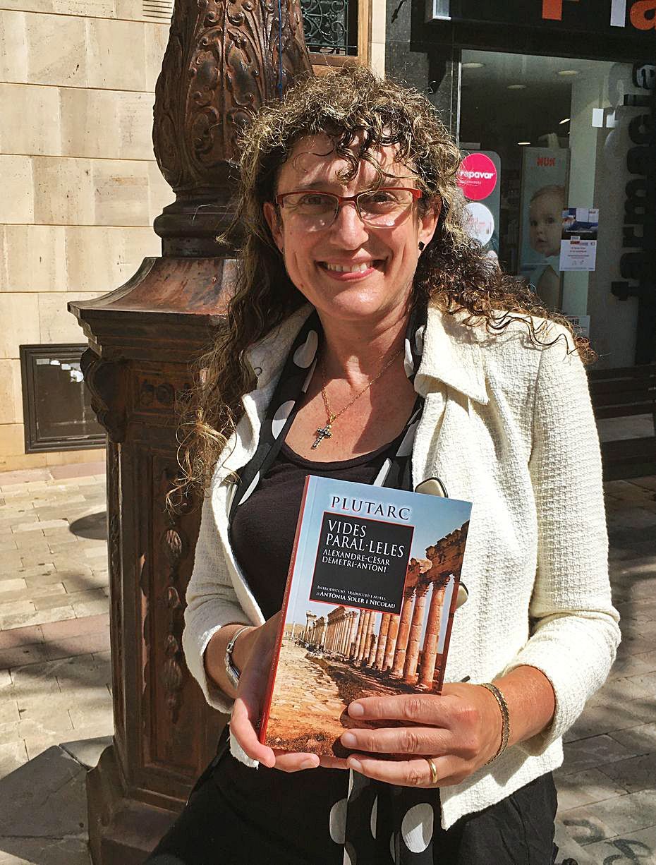 Antònia Soler posa en sa Bassa de Manacor con su nuevo libro. 