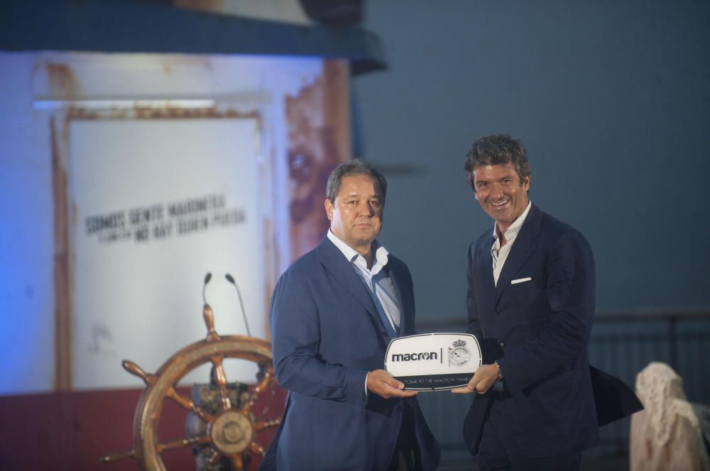 El presidente de Abanca, Juan Carlos Escotet, el alcalde Xulio Ferreiro y el concejal de Deportes, José Manuel Sande, entre los asistentes a la presentación de la nueva equipación.