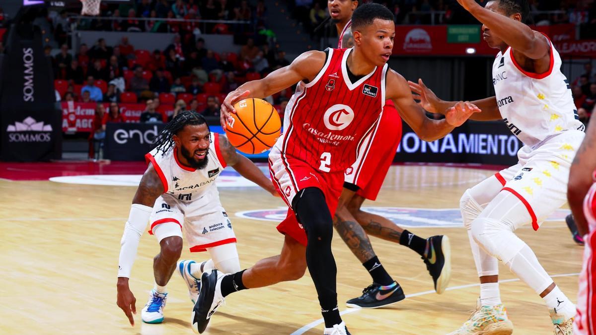 Bell-Haynes avanza hacia canasta durante el partido de este domingo.