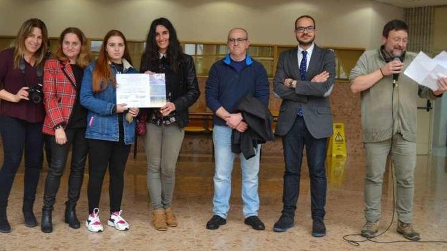 Las alumnas del IES Ribeiro reciben su diploma.  // FdV