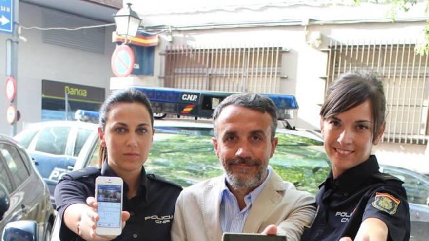 Fernández Guerra, con dos agentes miembros de su equipo.