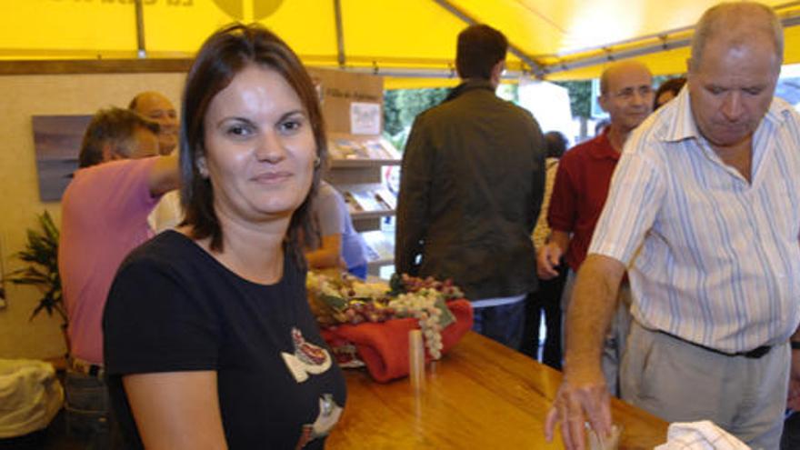 María Suárez, ayer, en el puesto del Ayuntamiento de Agüimes. i A. CRUZ