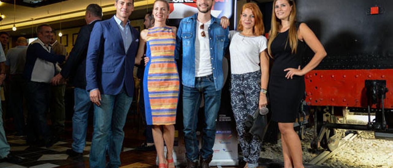 De izquierda a derecha Heber Martín, Maggie Civantos, Álex Martínez, Thaïs Blume y Ruth Armas, en el cóctel celebrado en Elder&amp;Co, en el edificio Elder.