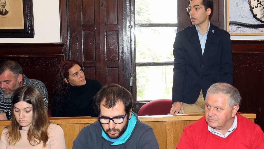 Isaac Araújo toma posesión como concejal socialista  |  El pleno de la corporación que ayer se reunió con carácter extraordinario presentó una nueva cara, la de Isaac Araújo, que se incorpora a las filas del grupo socialista tras la renuncia de Leticia González al acta por motivos personales. Araújo fue responsable de Xuventudes Socialistas de Redondela durante seis años. Licenciado en Relaciones Laborales y Recursos Humanos, tiene además un máster en políticas comunitarias y cooperación territorial.