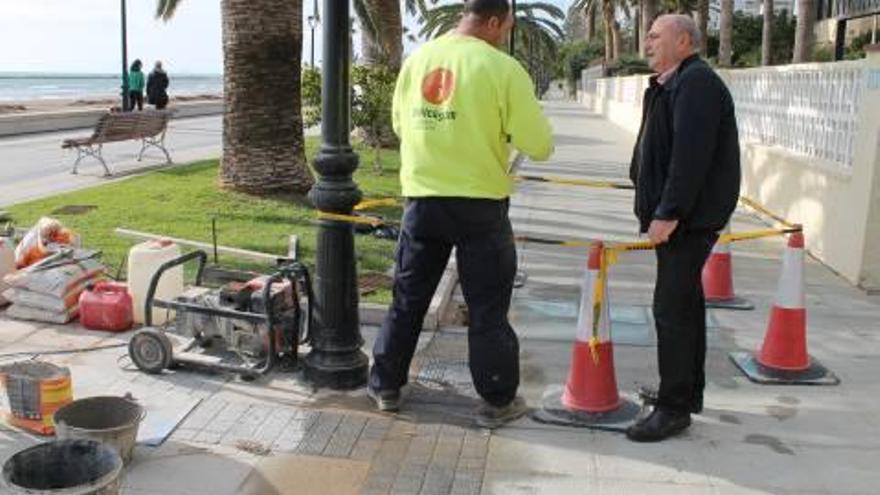 Benicàssim mejora el pavimento del paseo marítimo