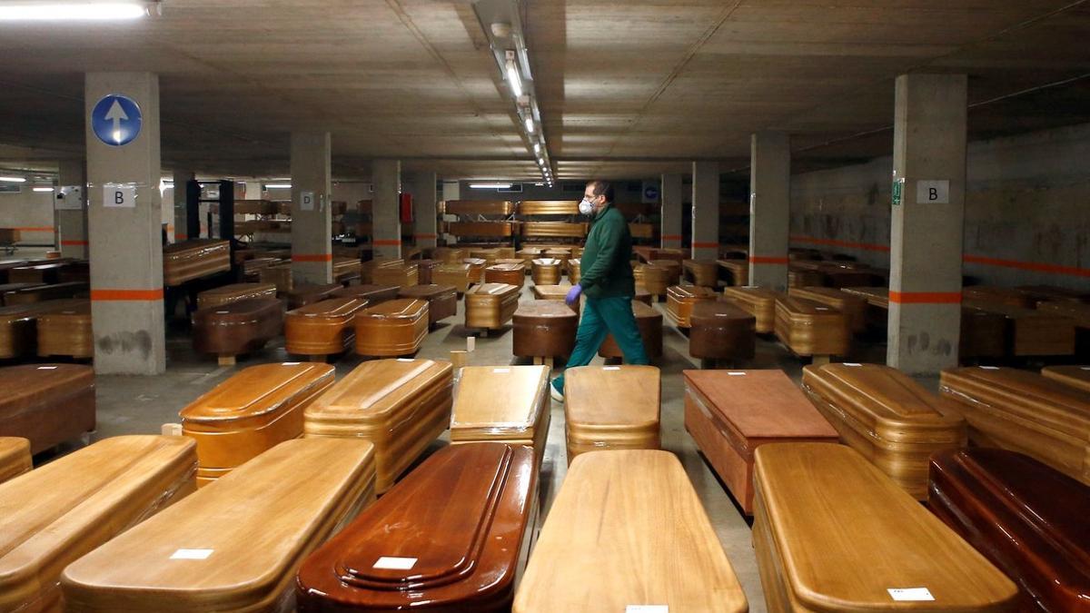 El parking del tanatorio de Collserola (Barcelona), actualmente cerrado al público, se ha convertido en un tanatorio de campaña.