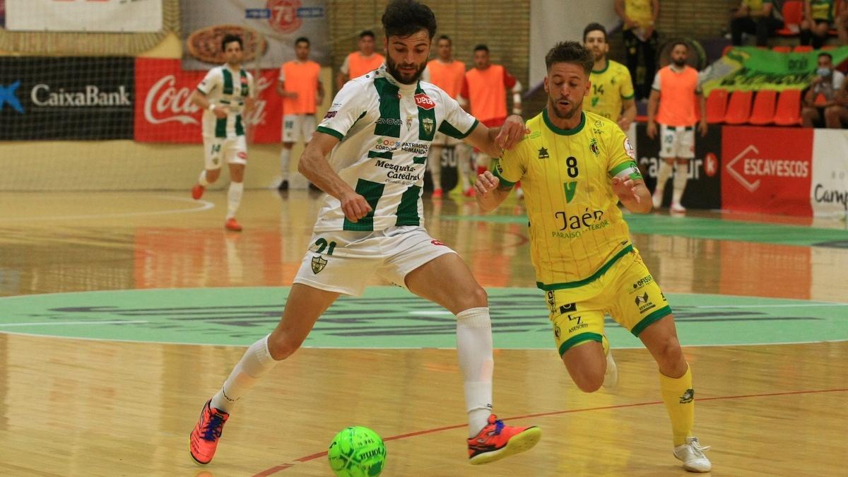 Zequi controla el balón en el derbi ante el Jaén Paraíso Interior que cerró la temporada.