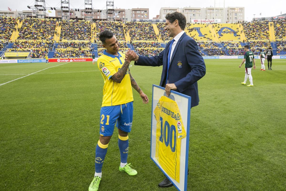 Viera recibe la felicitación de Valerón, en la 16-17, al cumplir los 100 partidos como jugador de la UD.