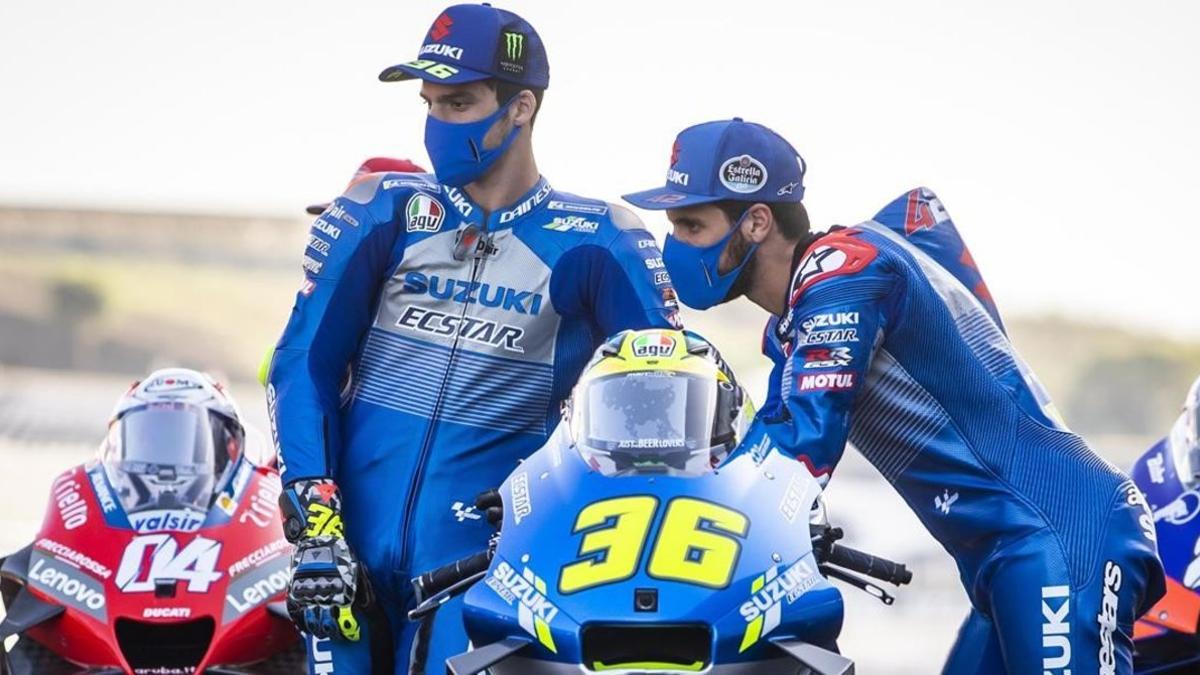 Joan Mir y Alex Rins observan, hoy, en Portimao (Portugal), la moto de un compañero.