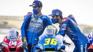 Joan Mir y Alex Rins observan, hoy, en Portimao (Portugal), la moto de un compañero.