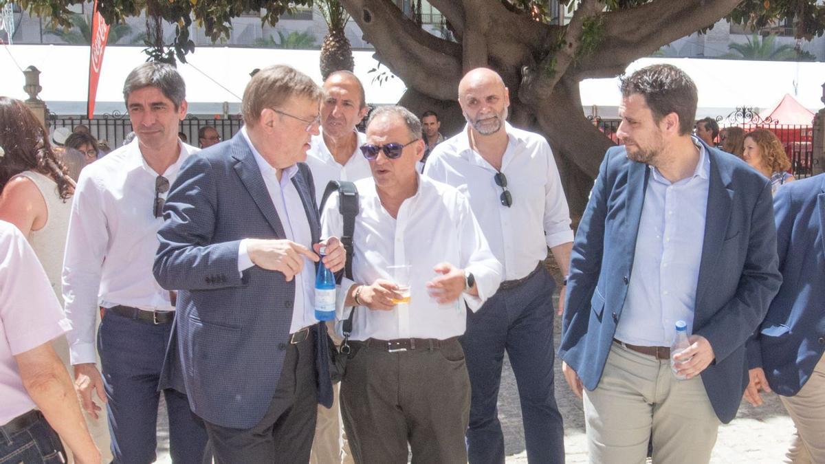 El presidente de la Generalitat, Ximo Puig, recibido en el racó por J.R. Gil, director general de Contenidos de INFORMACIÓN, Enrique Simarro, director general de Prensa Ibérica en la CV, Andrés Sánchez, gerente y Tomás Mayoral, director de INFORMACIÓN. Junto a ellos Pere Rostoll, director de Comunicación de la Generalitat. | REPORTAJE FOTOGRÁFICO POR TONY SEVILLA