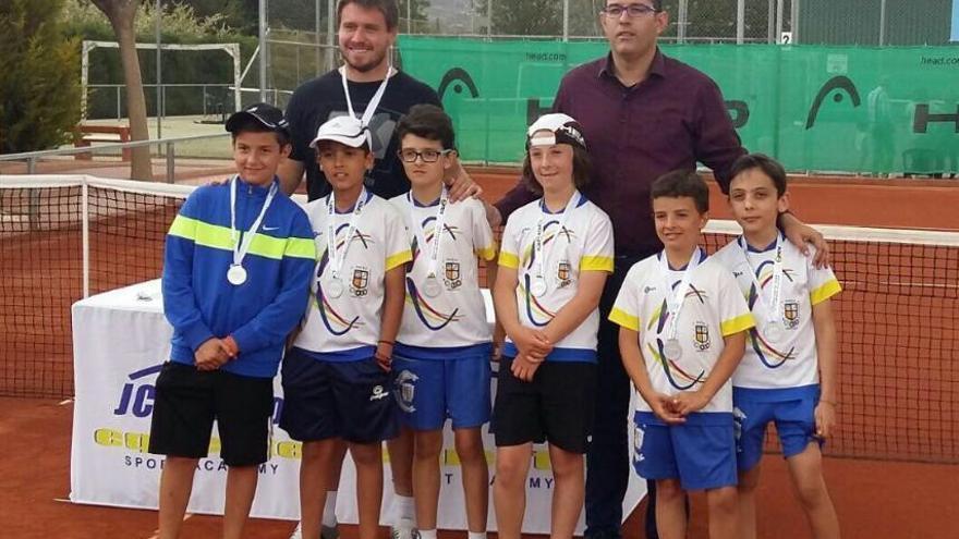 El equipo junto a sus entrenadores