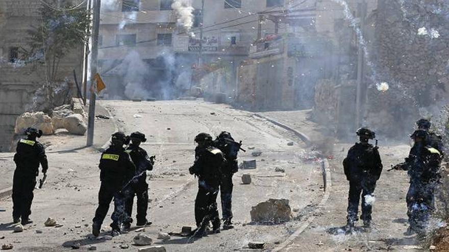 Más de un centenar de palestinos heridos en choques con fuerzas y colonos israelís