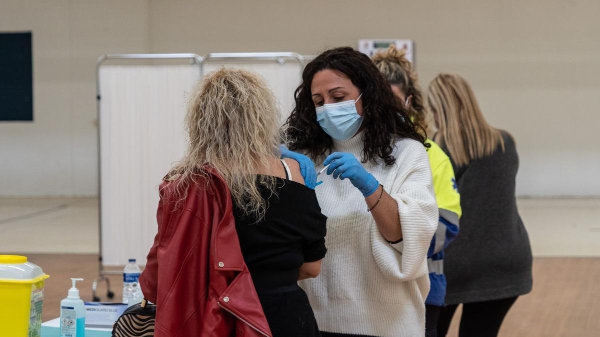 Una mujer recibe la vacuna contra el coronavirus.