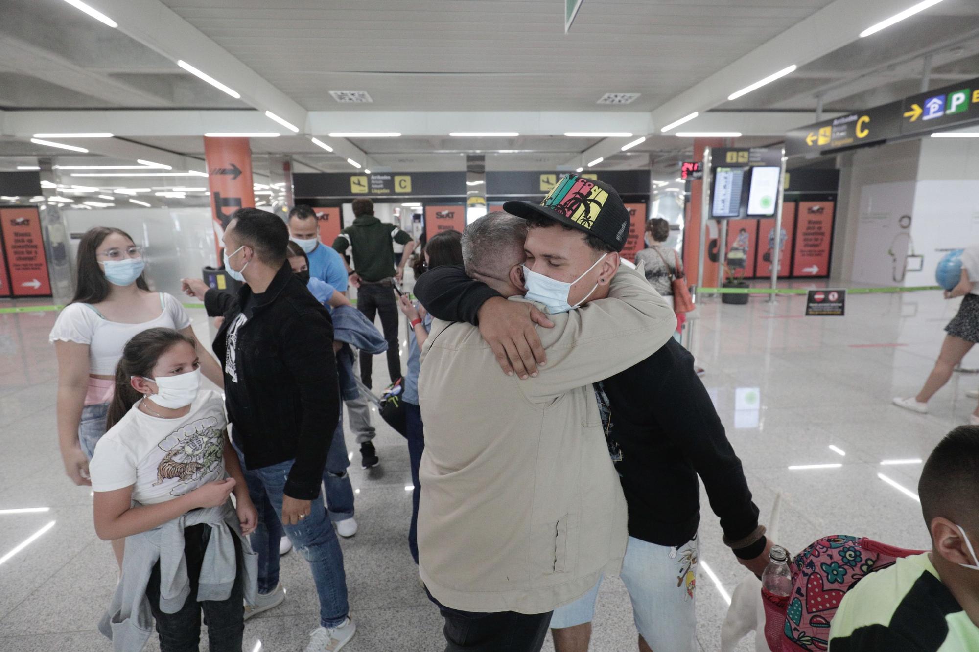 Vuelven los abrazos al aeropuerto de Palma con la entrada libre para acompañantes