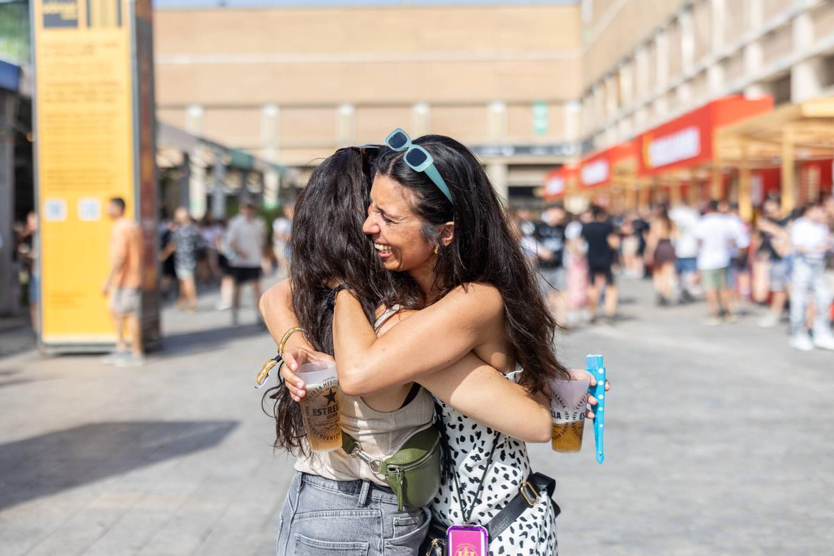 Dos mujeres se abrazan en el Sónar, el 13 de junio de 2025.