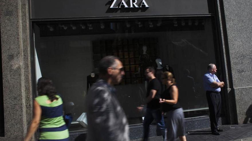 Entrada de una tienda de Zara // Susana Vera