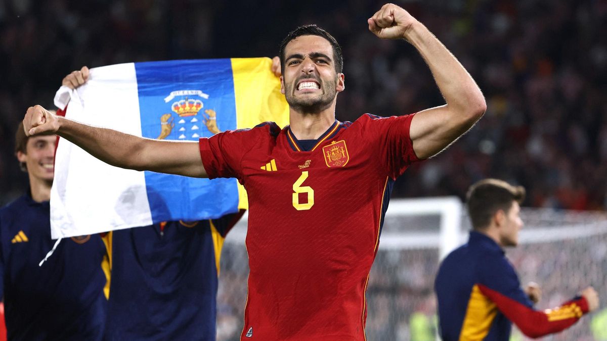 Mikel Merino, jugador de la Real Sociedad, celebra la consecución de la Nations League.